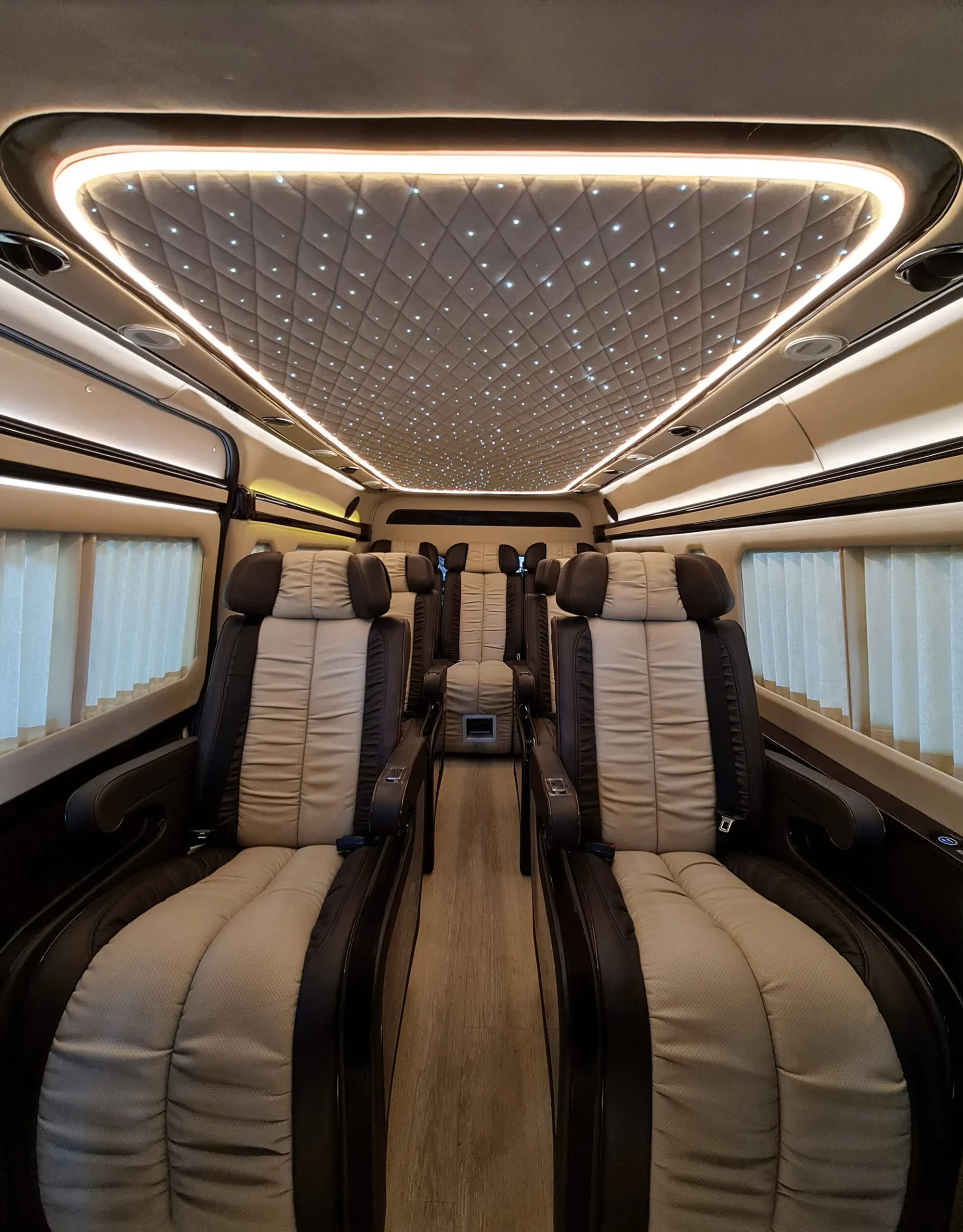 Xe limousine AutoKingdom với trần ánh sao, biểu tượng chất lượng dịch vụ cho thuê xe TPHCM của Saigon VIP Service