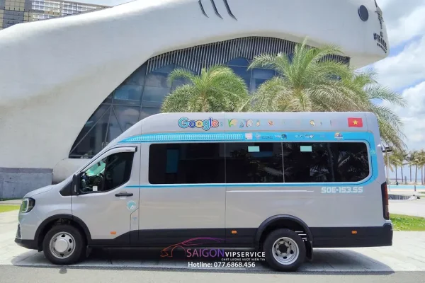 Ngoại thất xe 16 chỗ Ford Transit Premium màu trắng nhìn ngang.