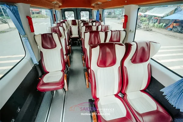 Khoang hành khách xe 16 chỗ Iveco Daily với ghế đỏ trắng.