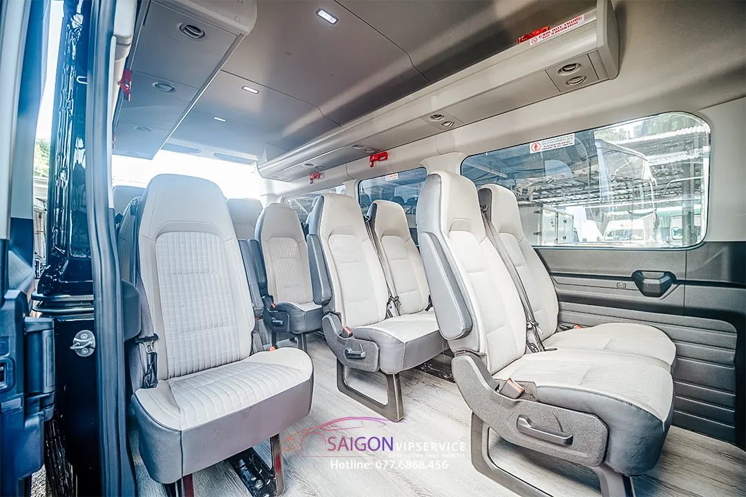 Nội thất xe 18 chỗ Ford Transit Premium với ghế da màu trắng.