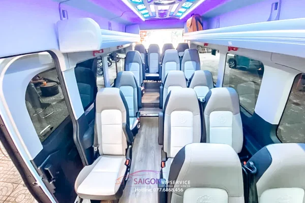 Nội thất xe 18 chỗ Ford Transit Premium có trần đèn xanh tím.