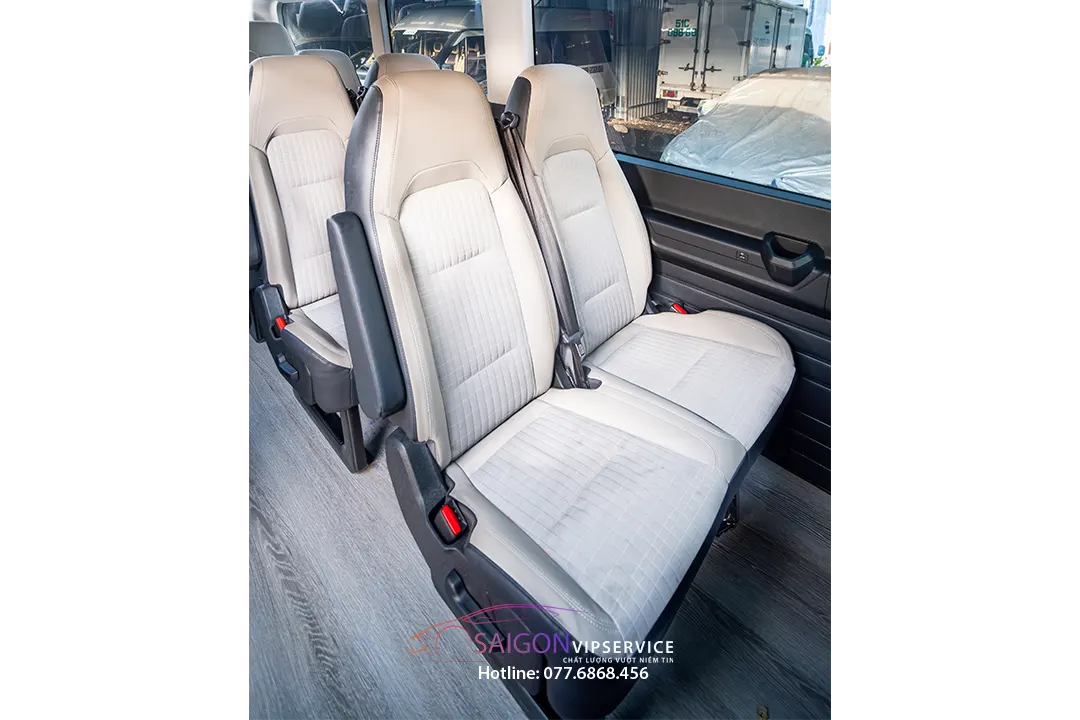 Cận cảnh ghế ngồi xe 18 chỗ Ford Transit Premium.