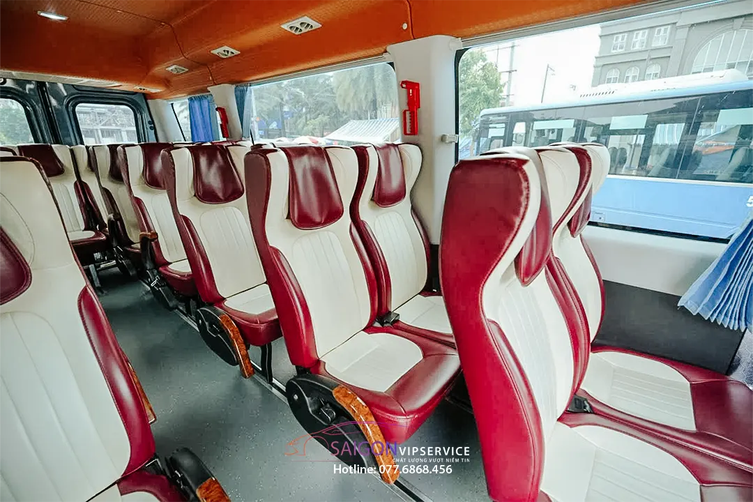 Hàng ghế xe 19 chỗ Iveco nhìn từ bên hông.