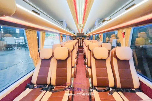 Nội thất xe 29 chỗ Thaco với ghế da và trần đèn trang trí.