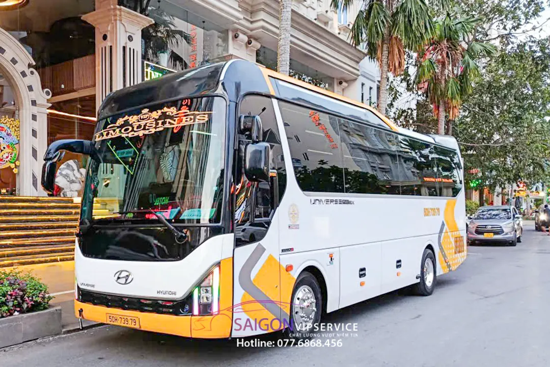 Ngoại thất xe 29 chỗ Universe Tracomeco
