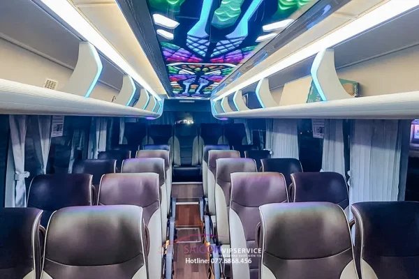 Khoang ghế xe 35 chỗ Kia Grandbird với trần đèn trang trí.