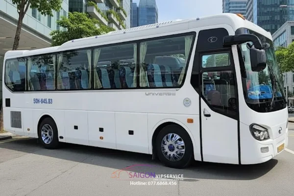 Thân xe 35 chỗ Thaco màu trắng nhìn ngang.