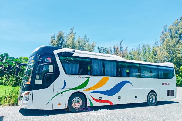 Thân xe 45 chỗ Universe màu trắng với họa tiết xanh vàng nổi bật.