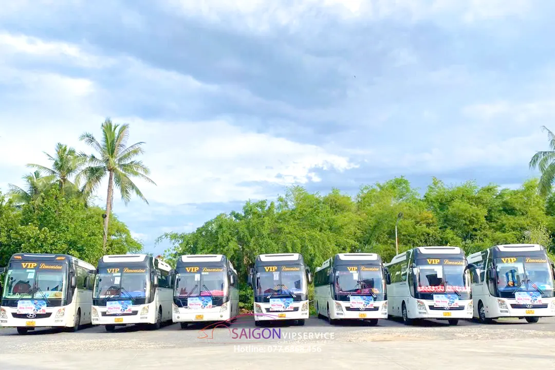 Dàn xe 45 chỗ Universe hùng hậu tại Saigon VIP Service
