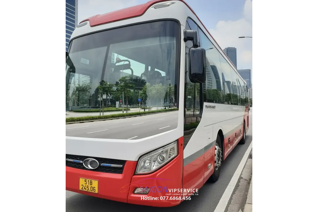 Ngoại thất xe giường nằm 40-44 giường màu trắng đỏ dành cho tuyến đường dài