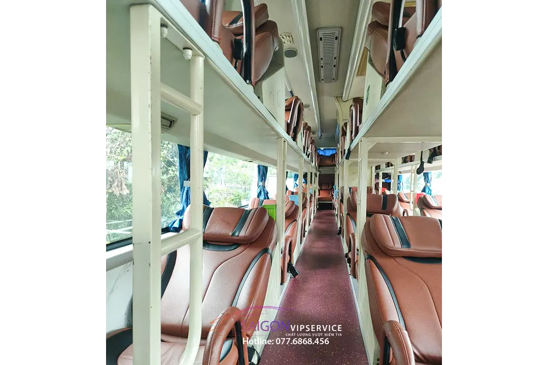 Khoang giường nằm xe khách 40-44 giường với rèm và không gian tiện nghi