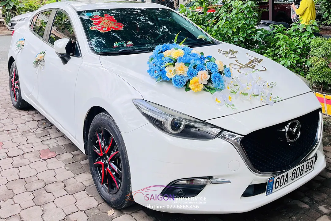 Xe hoa cưới màu trắng trang trí hoa xanh vàng sang trọng trên nắp capo