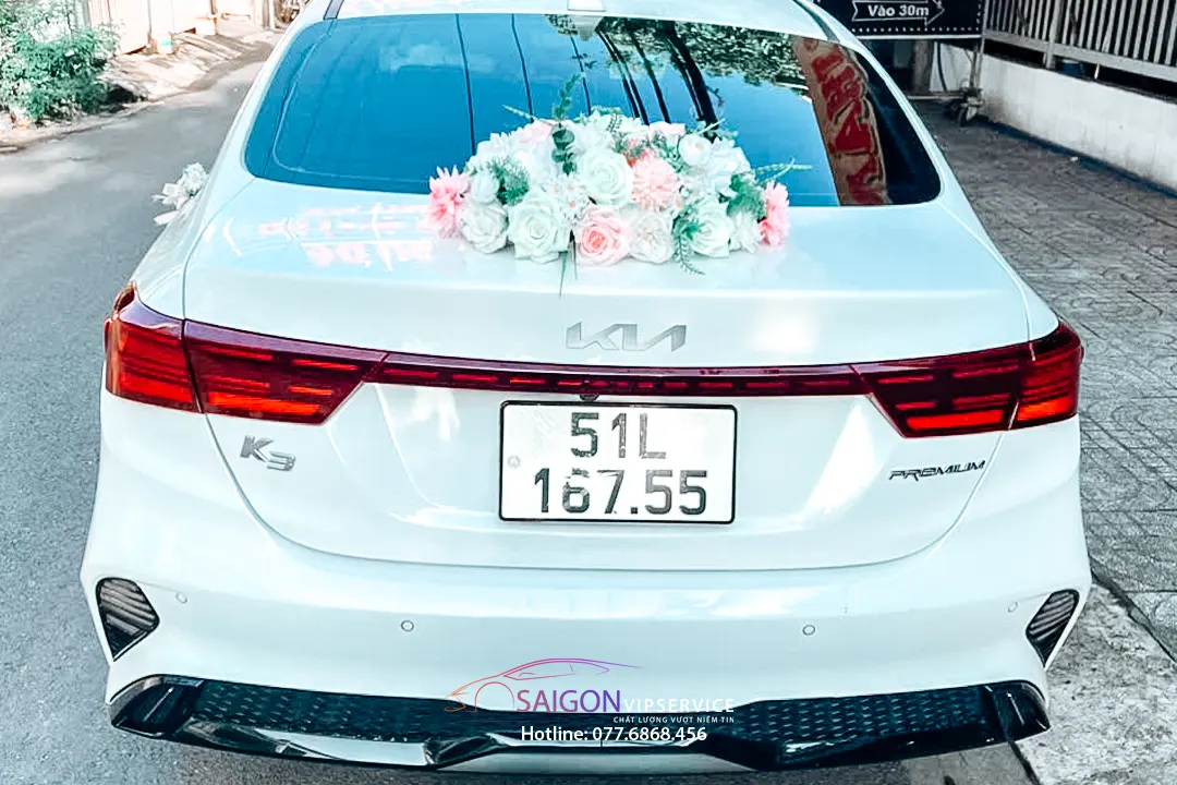 Đuôi xe hoa cưới Kia K5 màu trắng trang trí hoa tươi thanh lịch