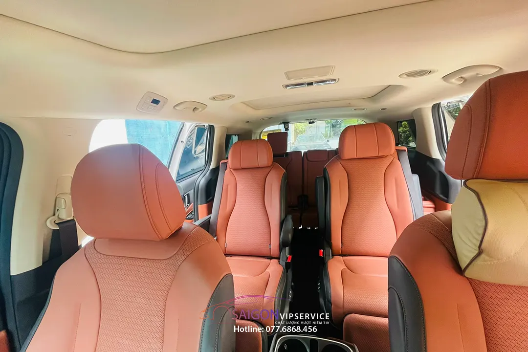 Kia Carnival Signature với nội thất ghế da cam đen cao cấp và không gian rộng rãi
