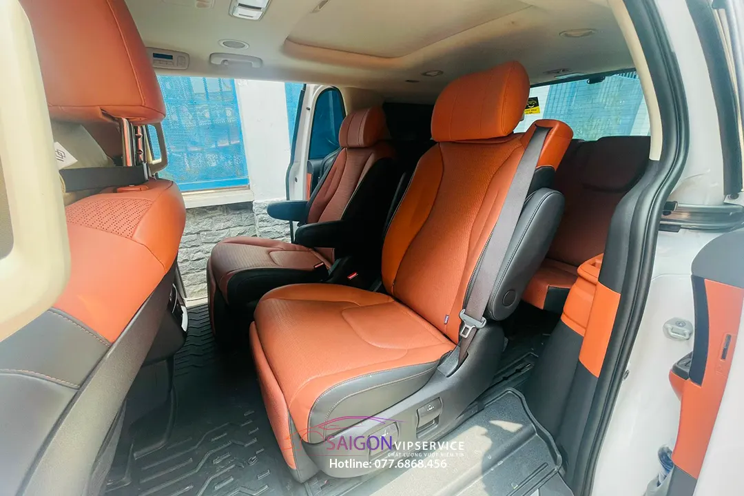 Ghế VIP Kia Carnival Signature bọc da cam đen, thiết kế hiện đại và êm ái
