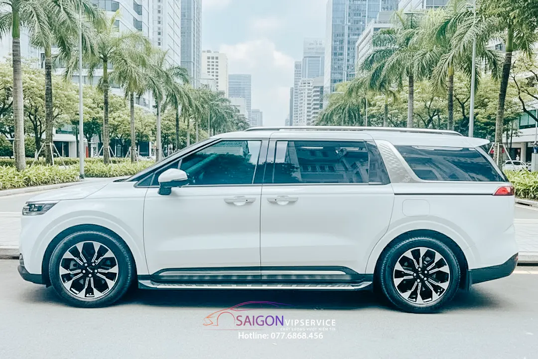 Kia Carnival Signature màu trắng với ngoại thất sang trọng dành cho khách VIP