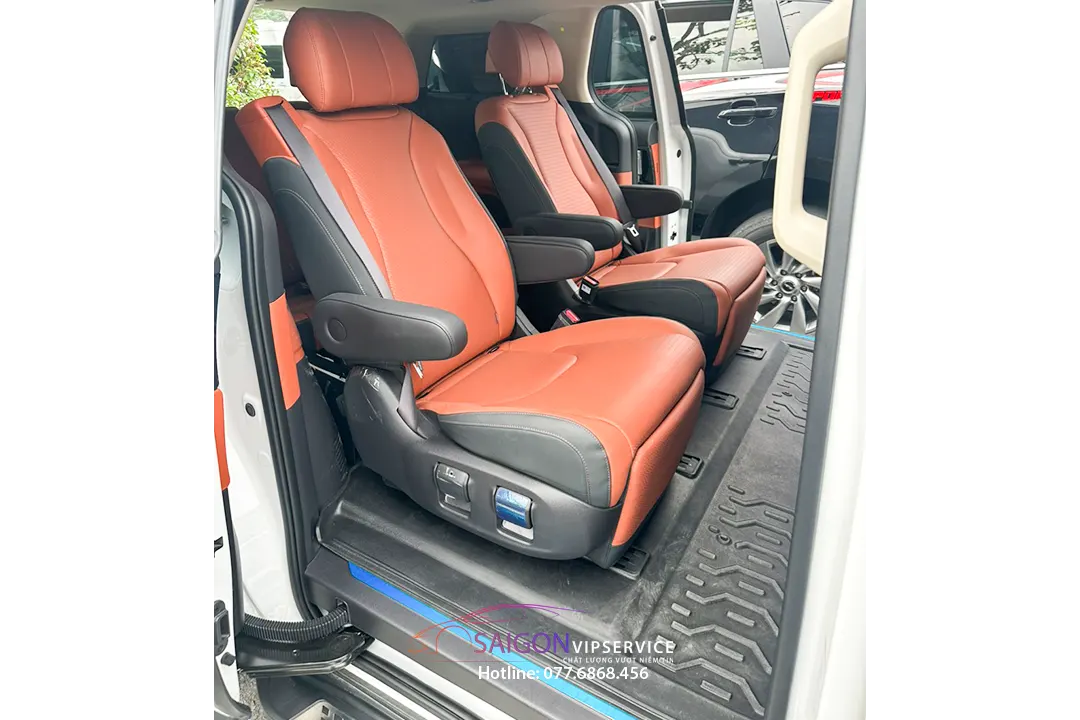 Ghế chỉnh điện Kia Carnival Signature với thiết kế da cam đen cao cấp