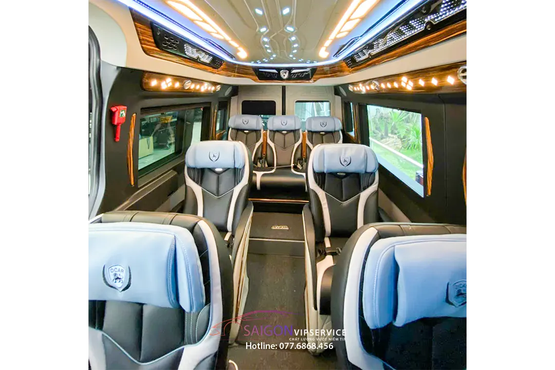 Không gian ghế hành khách xe limousine 12 chỗ Solati Dcar Luxury nhìn từ phía trước