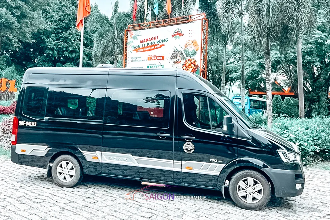 Ngoại thất xe Solati DCar Luxury 12 chỗ màu đen nhìn từ bên hông