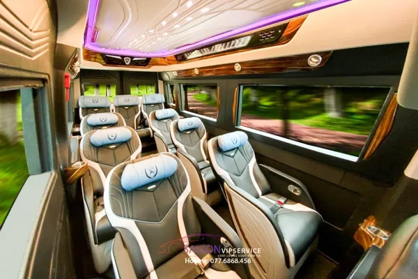 Hàng ghế da trắng trong xe Solati DCar Luxury 12 chỗ cạnh cửa sổ