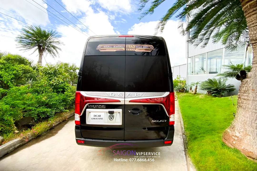 Ngoại thất xe Solati DCar Luxury 12 chỗ nhìn từ phía sau
