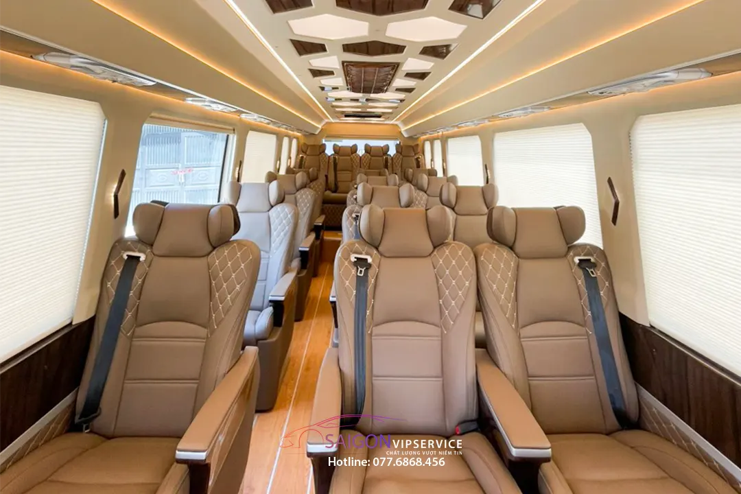 Toàn cảnh nội thất xe limousine Autokingdom Limited 17 chỗ với ghế da sáng màu