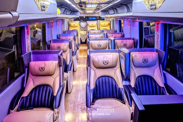 Khoang xe limousine 17 chỗ Dcar Thượng Đỉnh Limited với ghế da và đèn tím