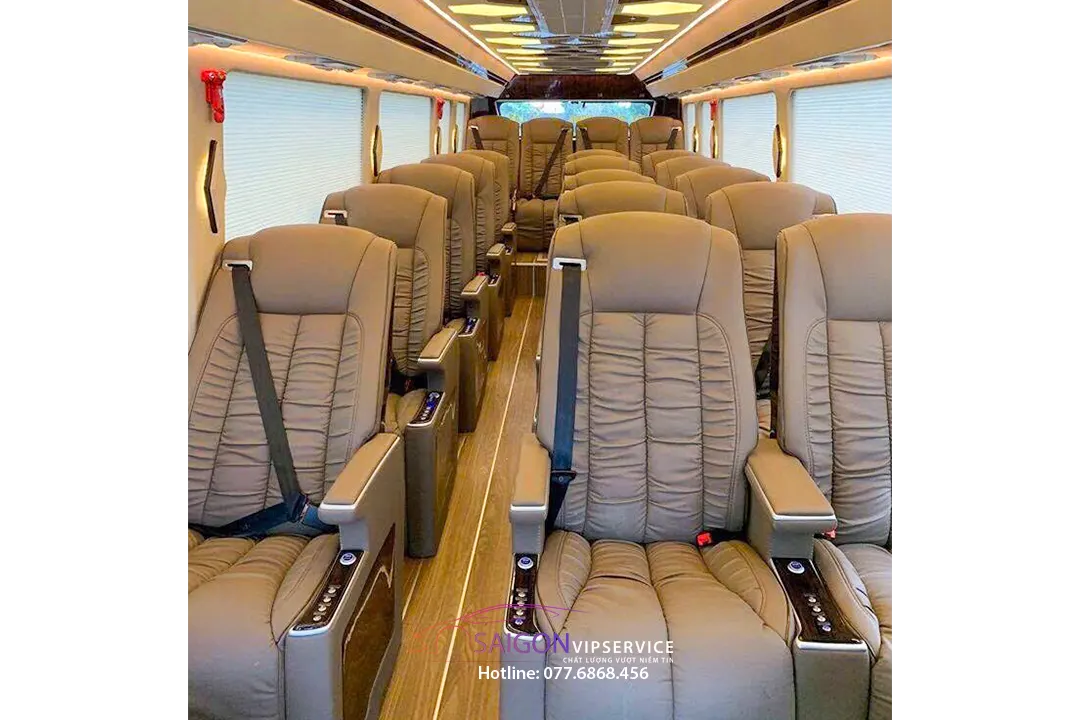 Khoang nội thất xe limousine Autokingdom Limited 20 chỗ với ghế da sang trọng
