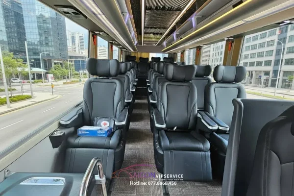 Khoang xe limousine 20 chỗ Limited với ghế da và cửa sổ lớn