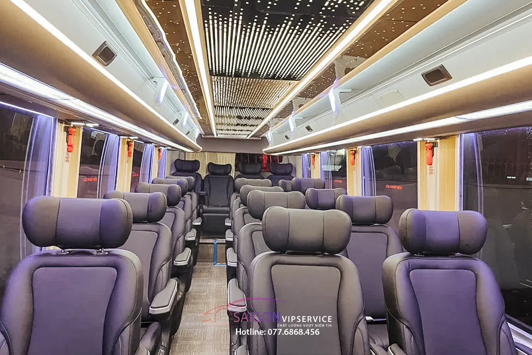 Toàn cảnh khoang xe limousine 20 chỗ Limited với nhiều hàng ghế cao cấp