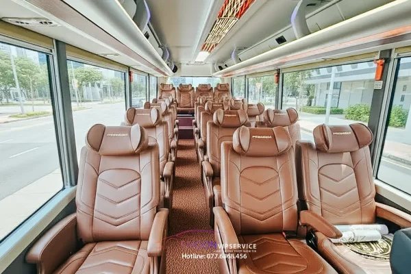 Khoang xe limousine 20 chỗ Luxury với ghế da nâu và lối đi rộng
