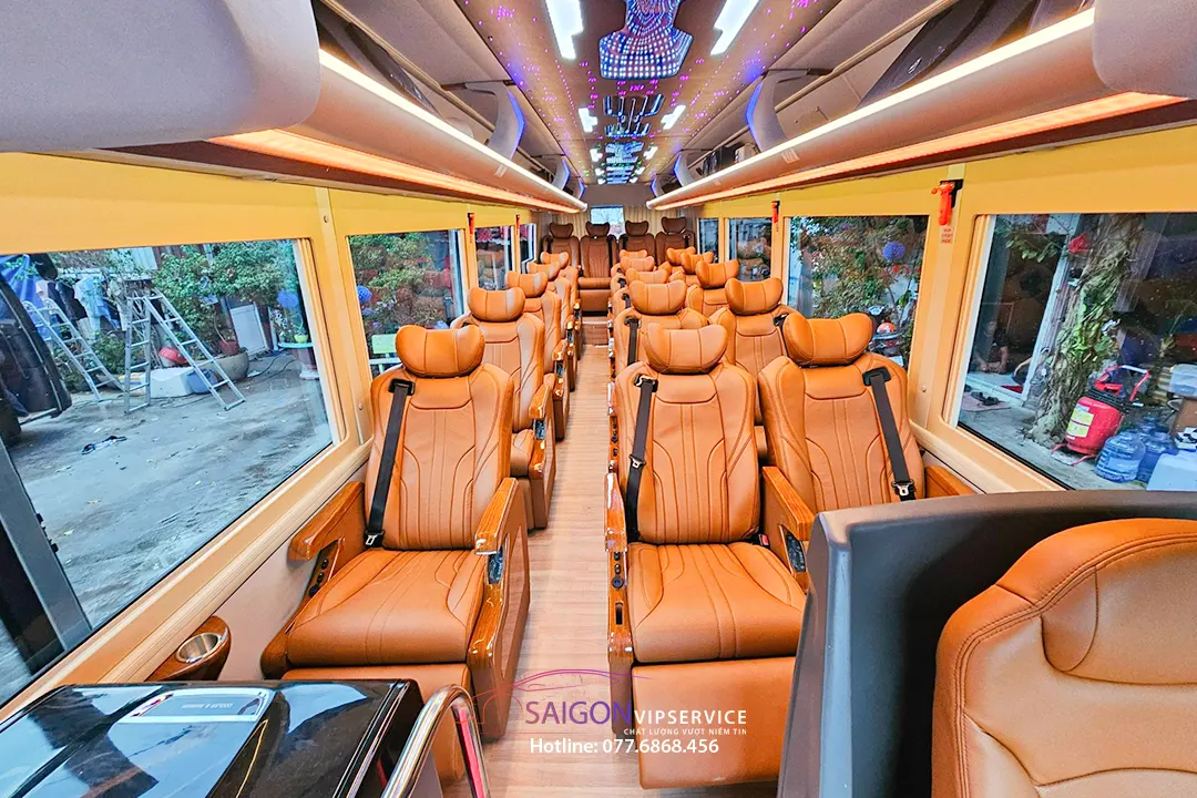 Khoang xe limousine 20 chỗ Sky Business với ghế da cam và hệ đèn trần