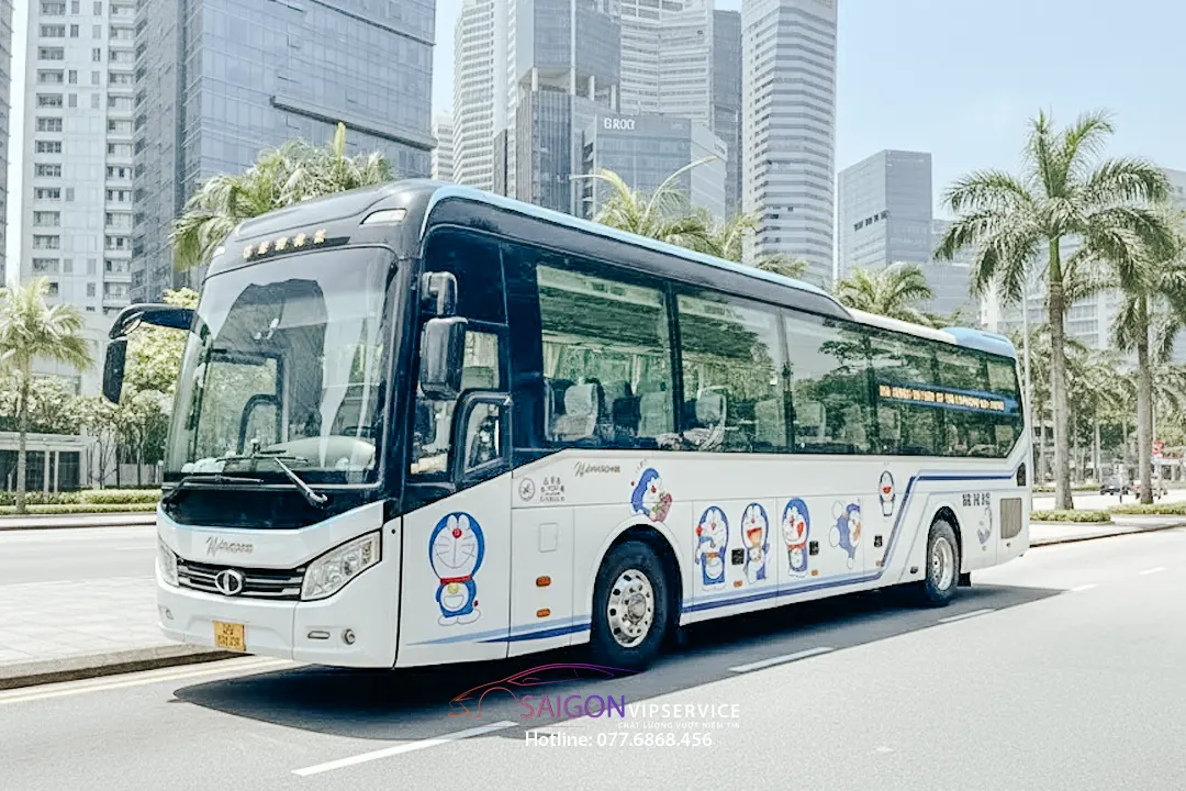 Ngoại thất xe limousine phòng nằm 22–24 phòng Limited màu trắng tại khu đô thị.
