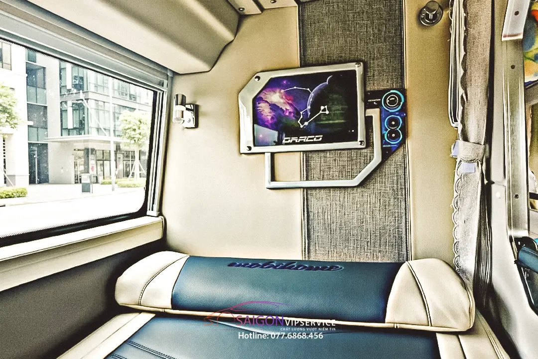 Khoang phòng nằm xe limousine 22–24 phòng Limited có màn hình giải trí riêng.