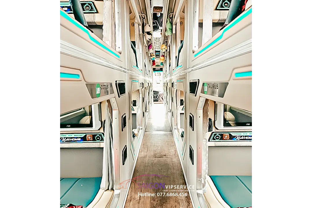 Lối đi giữa xe limousine phòng nằm 22–24 phòng Limited với các cabin riêng.