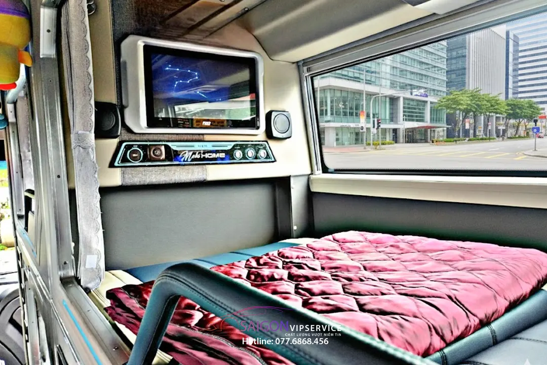 Giường nằm xe limousine 22–24 phòng Limited có màn hình và cửa sổ rộng.
