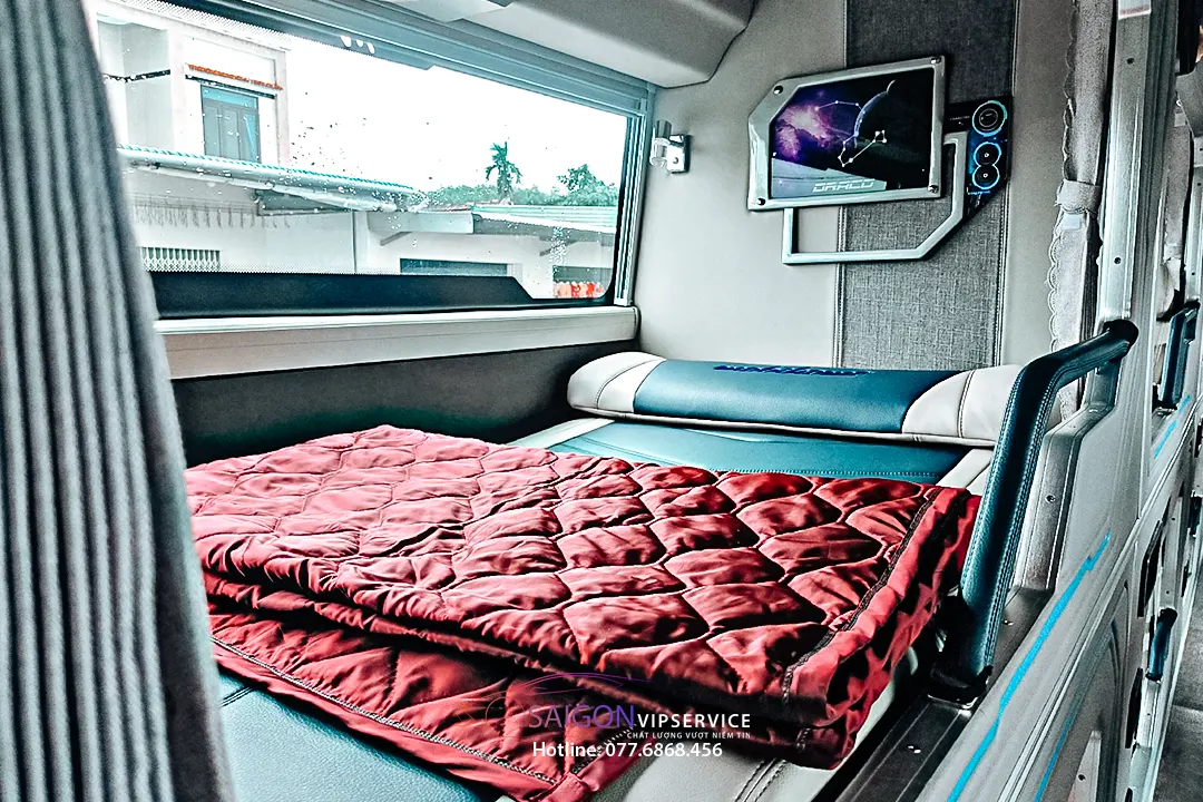 Phòng nằm xe limousine 22–24 phòng Limited với giường, màn hình và ánh sáng tự nhiên.