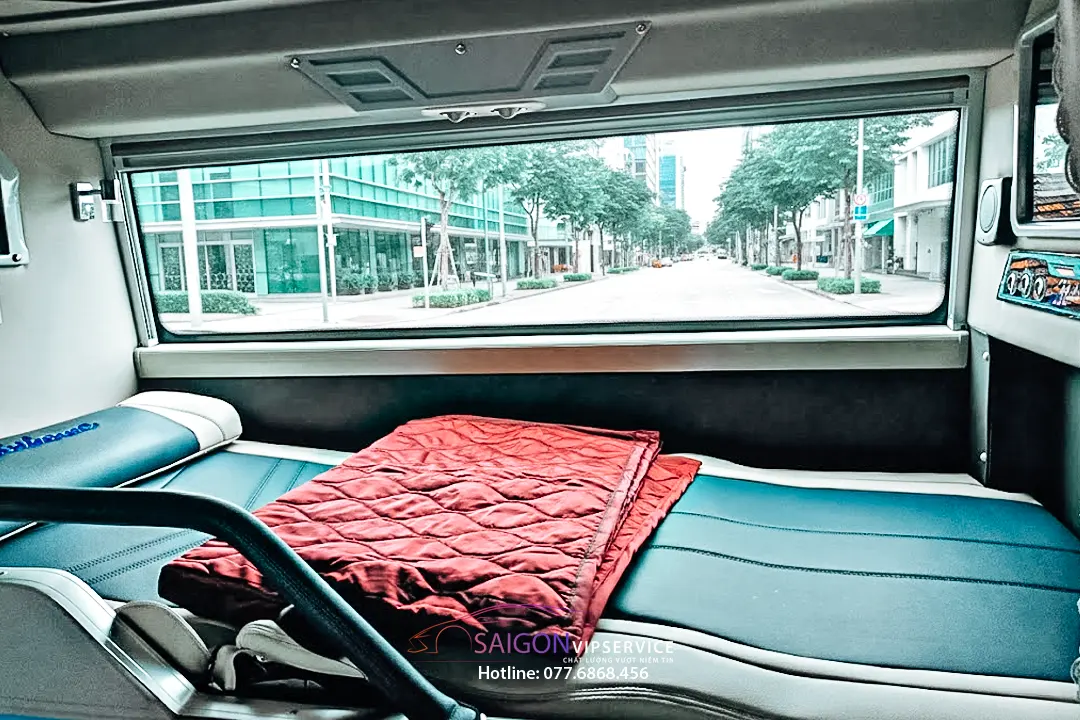 Giường nằm xe limousine 22–24 phòng Limited cạnh cửa sổ nhìn ra phố.