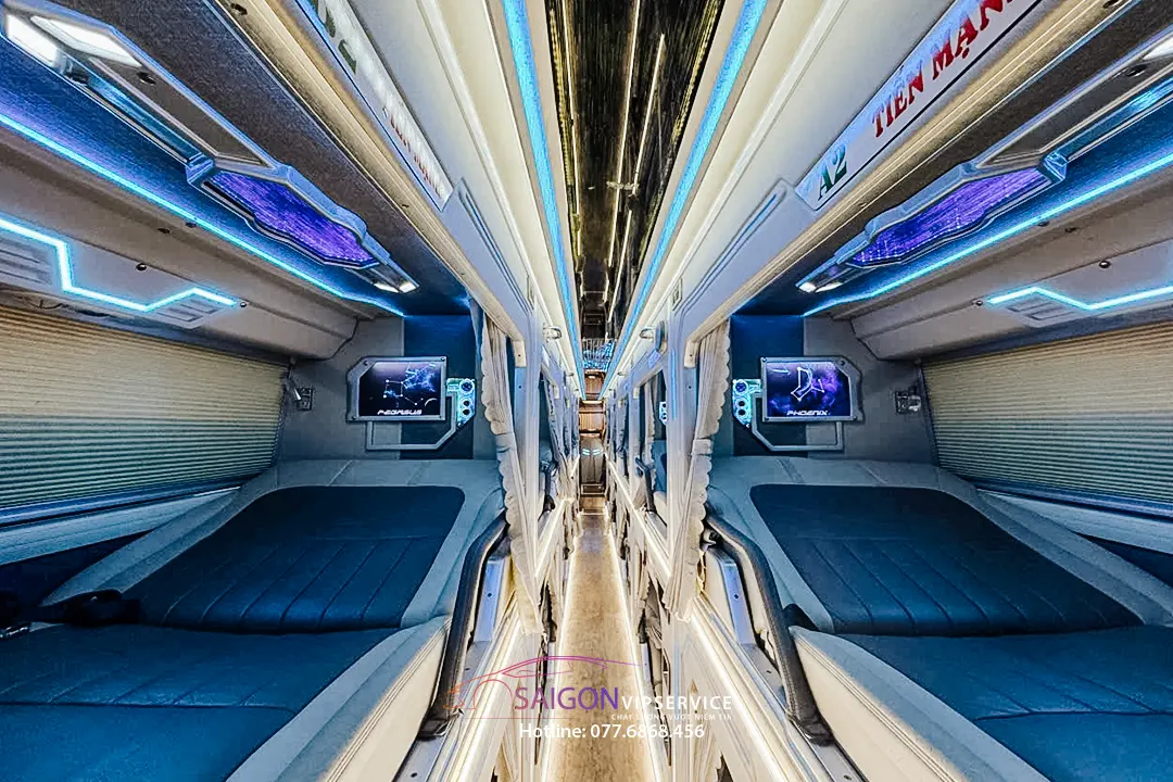 Nội thất xe limousine phòng nằm 22–24 phòng Limited với màn hình hai bên lối đi.