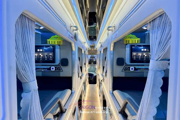 Khoang xe limousine phòng nằm 22–24 phòng Limited với dãy cabin hiện đại.