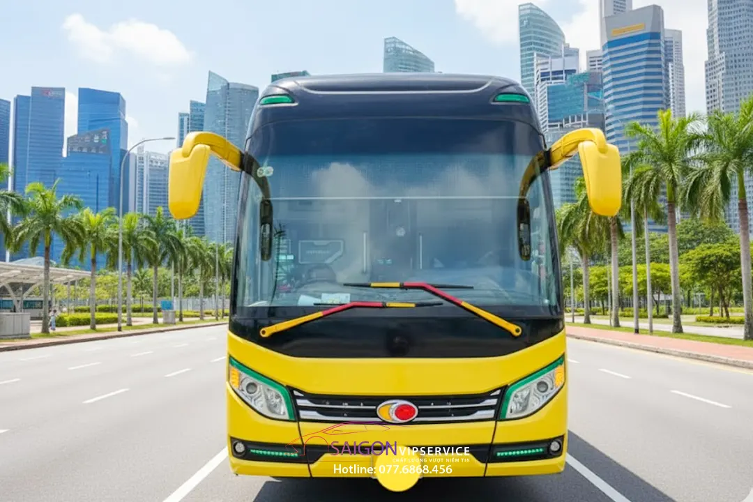 Ngoại thất đầu xe limousine phòng nằm 22–24 phòng Limited màu trắng vàng.