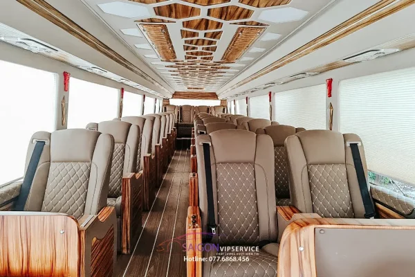 Khoang xe AutoKingdom Limited 29 chỗ với ghế da và trần ốp gỗ sang trọng.