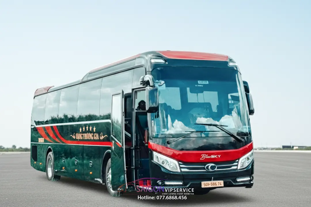 Ngoại thất phía trước xe Business 29 chỗ màu trắng phối đỏ.