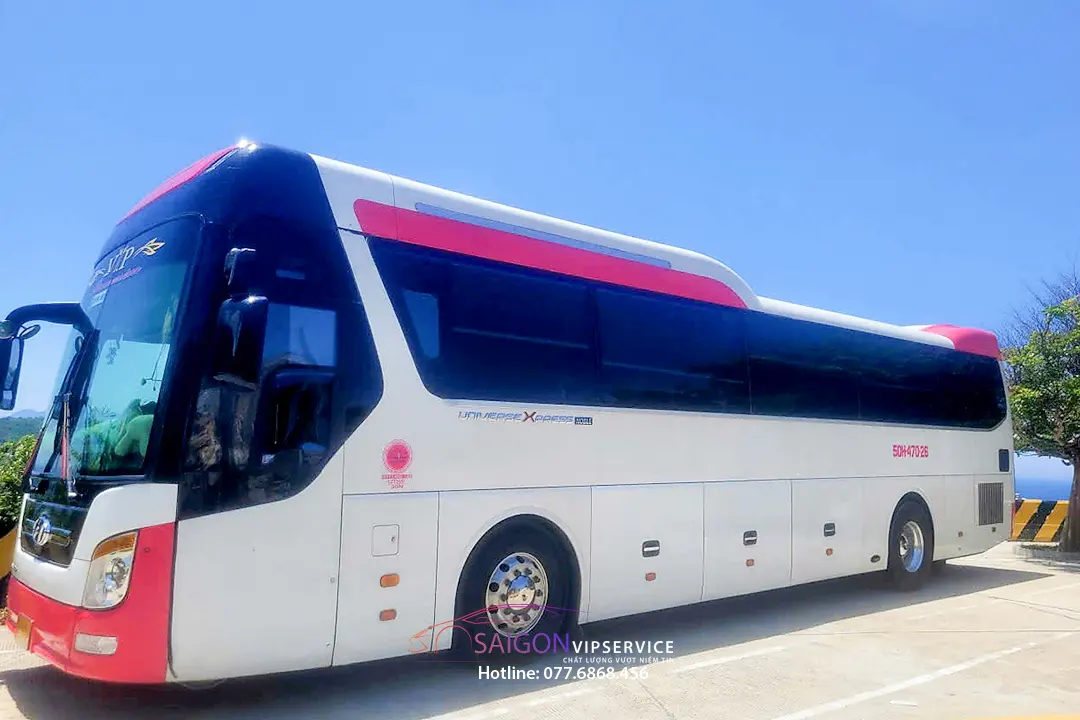 Ngoại thất xe Luxury 29 chỗ màu trắng nhìn từ bên hông.