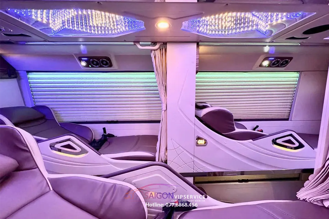 Nội thất xe limousine phòng nằm 24–34 phòng Limited với ánh sáng tím sang trọng.