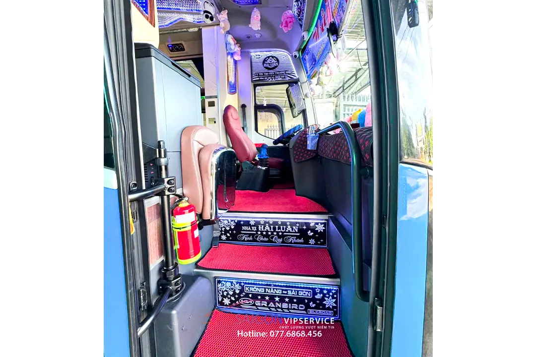 Khoang xe limousine phòng nằm 24–34 phòng Limited có cabin giường nằm riêng tư.