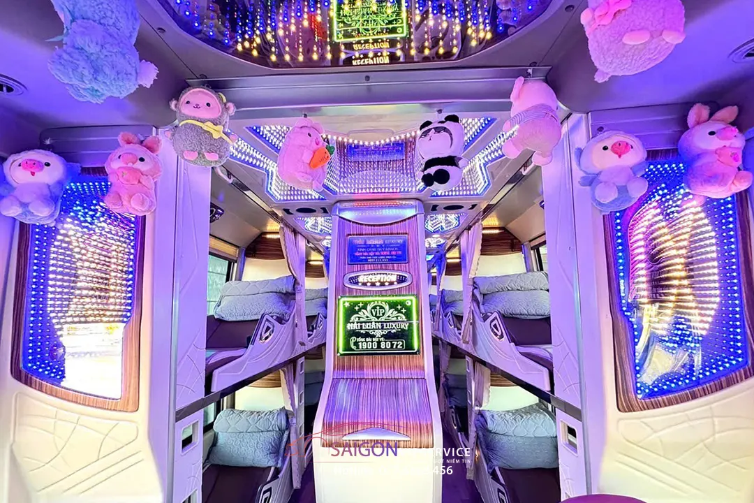 Không gian xe limousine phòng nằm 24–34 phòng Limited với trần đèn trang trí nổi bật.