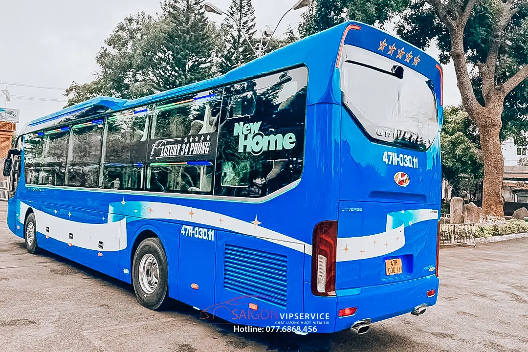 Ngoại thất xe limousine phòng nằm 24–34 phòng Limited màu xanh trắng nhìn từ phía sau.