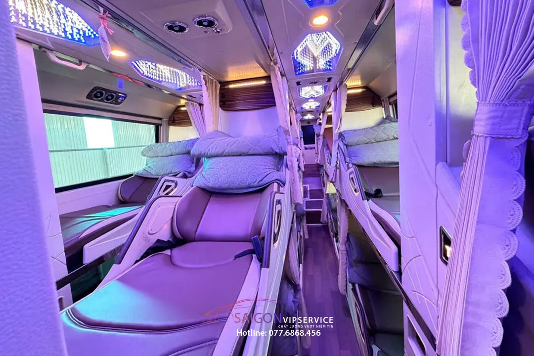 Nội thất xe limousine phòng nằm 24–34 phòng Limited với dãy cabin và ánh sáng cao cấp.