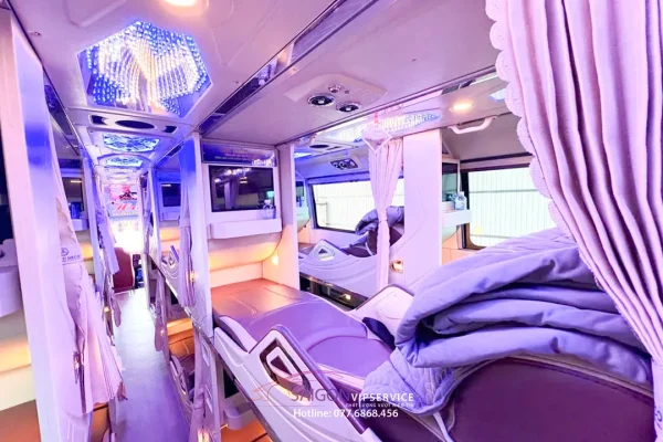 Cabin giường nằm xe limousine 24–34 phòng Limited với rèm trắng và đèn tím.